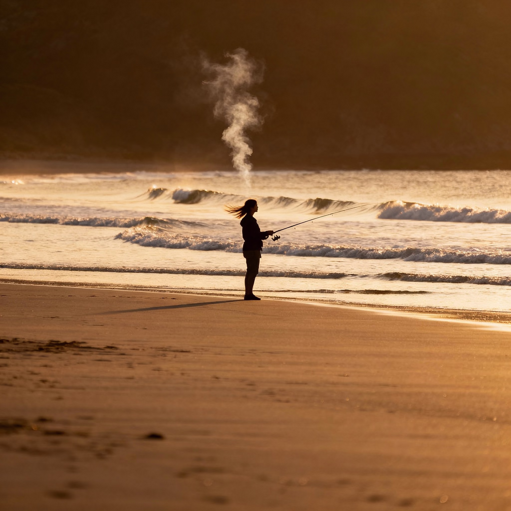 Anglerin am Flussufer bei Wellengang und Grillrauch im warmen Abendlicht